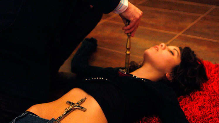 "Dios es tu cirujano": un médico cristiano realizó el exorcismo sobre una madre suicida enferma
