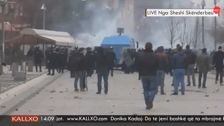 Policía usa gas lacrimógeno contra manifestantes en la región serbia de Kosovo