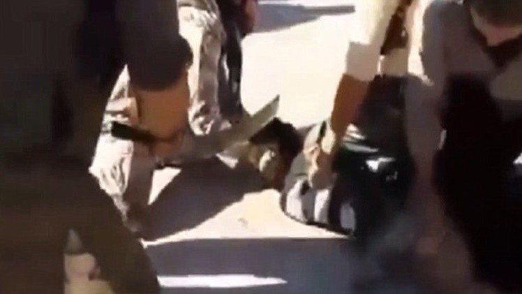 Fuertes imágenes: Estado Islámico decapita a un hombre que pide auxilio en vano