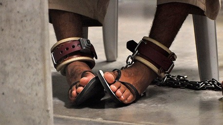 Escalofriante: Publican el primer libro de un reo de Guantánamo que describe las torturas
