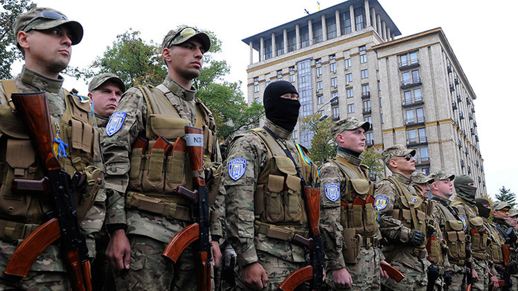 Más de 500 soldados voluntarios en Kiev exigen la renuncia de Poroshenko