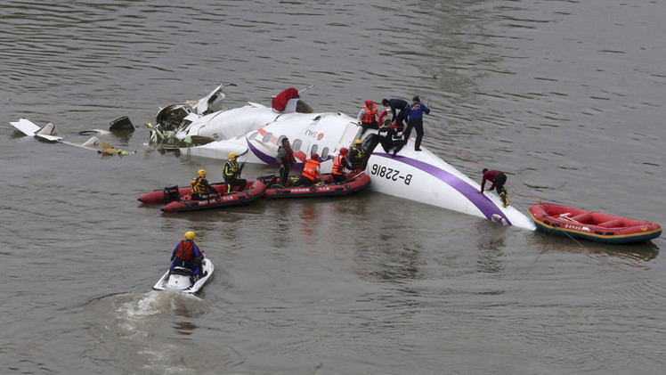 Al menos 40 muertos en el accidente de avión con 58 personas a bordo en Taiwán