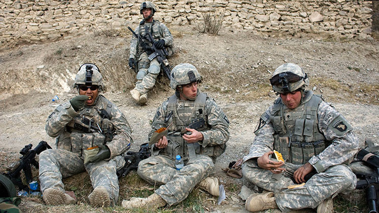 ¿De qué se alimentan los soldados de diferentes países en el campo de batalla?