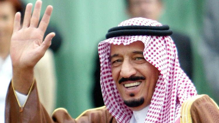 Video: Sauditas juran lealtad a un póster de cartón del nuevo rey Salmán