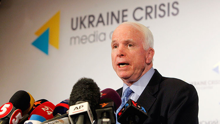 John McCain: "El uso de Kiev de bombas de racimo es culpa de Estados Unidos"