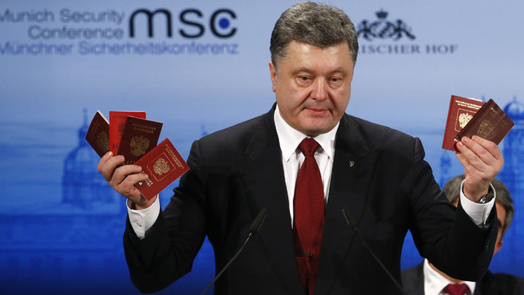 Un nuevo espectáculo de Poroshenko: ahora exhibe "pasaportes rusos" en Múnich