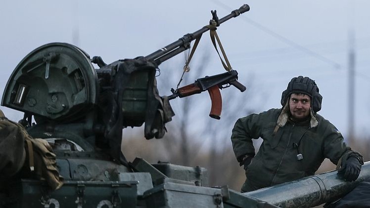 Ucrania y España discuten el posible suministro de armas de defensa a Kiev