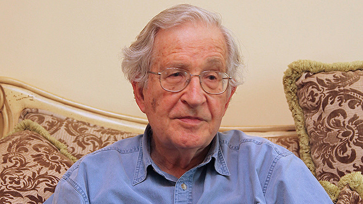 Chomsky: "Syriza y Podemos son una reacción contra el asalto neoliberal que aplasta a la periferia"