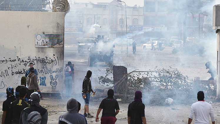 Fotos, Videos: La Policía dispersa con gases una protesta en Baréin por la 'primavera árabe'