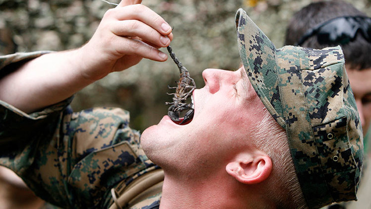 Fotos: EE.UU. y sus aliados entrenan a soldados para que coman cobras y escorpiones