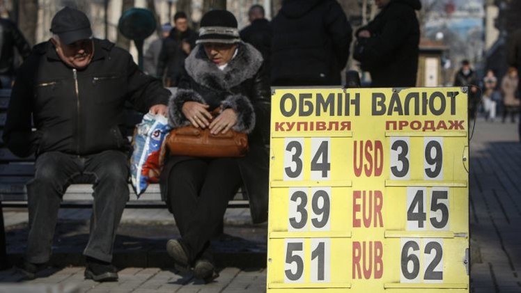 La moneda nacional de Ucrania toca fondo
