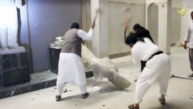 Video: El Estado Islámico destruye valiosas esculturas de 3.000 años por considerarlas "herejía"