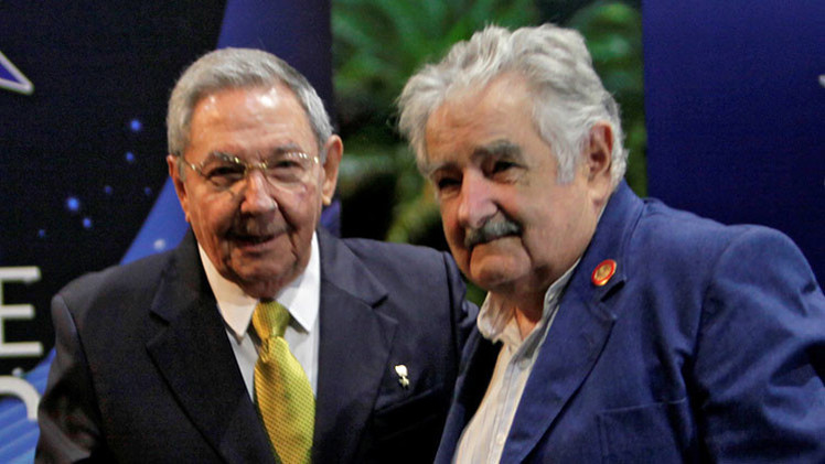 "Muestra de la hermandad": Raúl Castro y Mujica se reúnen para hablar sobre "cosas de viejos"