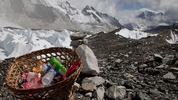 Basura, un desafío medioambiental para el monte más alto del mundo