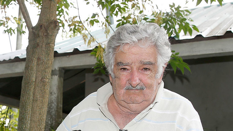 Mujica elige el autobús para una visita como senador asegurando que "se duerme mejor"