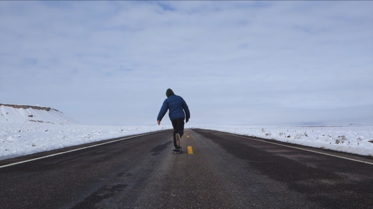Video, Fotos: Joven recorre en 'skate' más de 1.000 kilómetros de salvajes paisajes en EE.UU. 