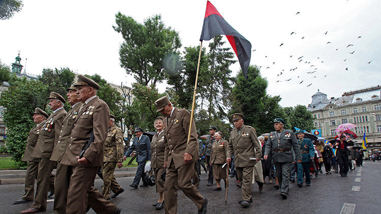 "La glorificación del fascismo por el parlamento acelera la quiebra de Ucrania"