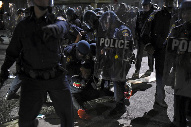 Video: Policías golpean a un fotógrafo durante las protestas en Baltimore, EE.UU. 