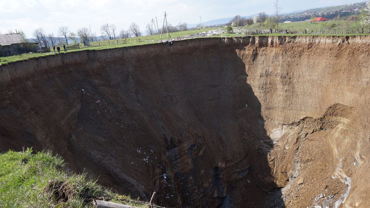 Video: Un enorme agujero terrestre 'traga casas' atemoriza a una localidad de Ucrania