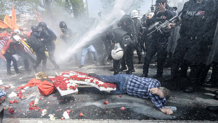 Turquía: Policía dispersa a manifestantes en la marcha del 1 de Mayo con gas y cañones de agua