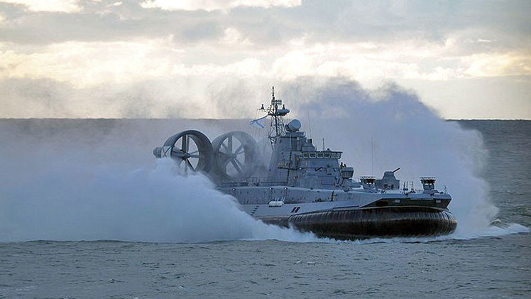 El aerodeslizador más grande del mundo efectúa disparos de artillería en el Báltico