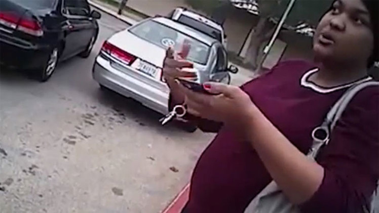 EE.UU.: Policía agrede a una mujer negra embarazada por no identificarse (Video)
