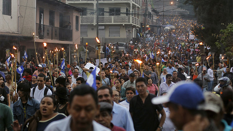 Fotos: Miles marchan con antorchas en Honduras exigiendo la dimisión del Gobierno