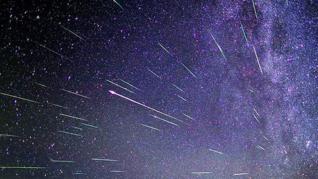 Una doble lluvia de estrellas con estelas permanentes iluminará el cielo