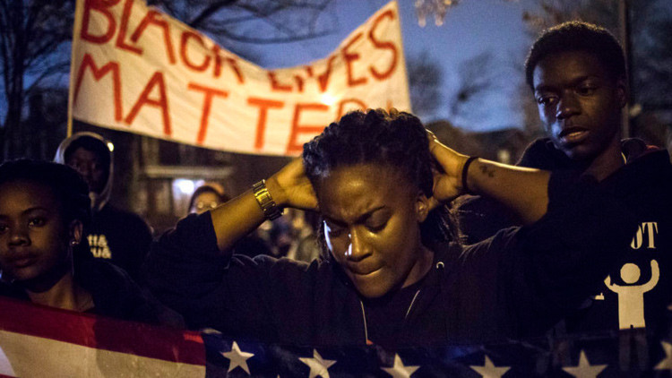Fotos, vídeo: Manifestantes llevan una cabeza de cerdo a la Policía de Ferguson, EE.UU.