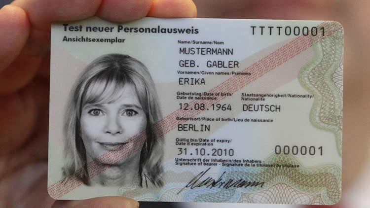 Alemanes calientan en el microondas sus tarjetas de identidad para evitar el espionaje de EE.UU.