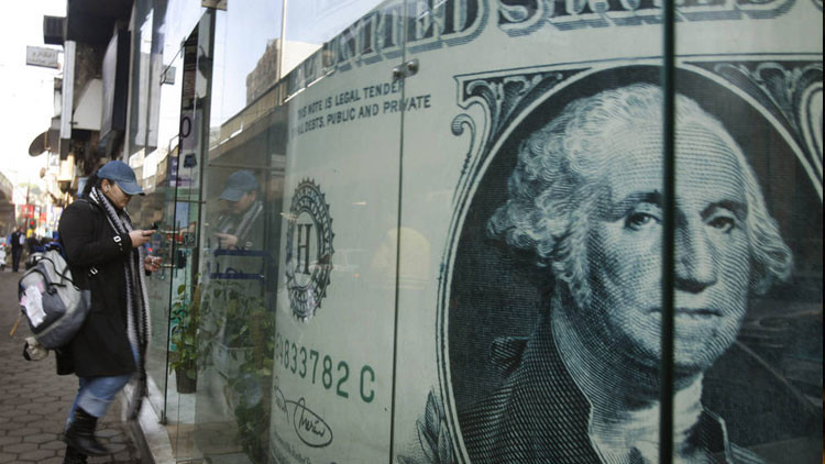 Expertos revelan los métodos para derrumbar el dólar 