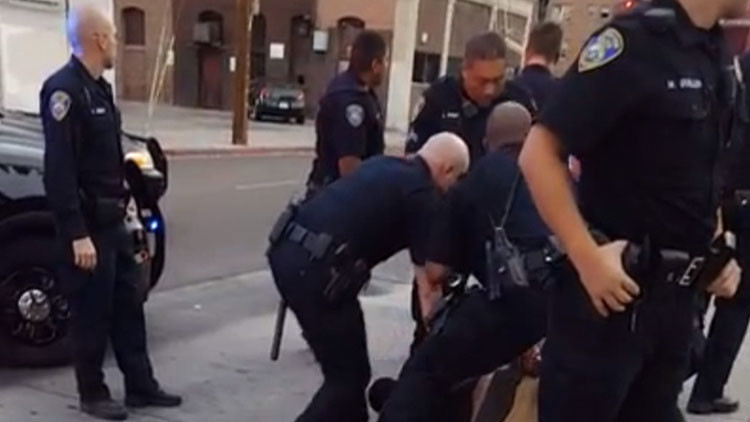 EE.UU.: Nueve policías arrestan brutalmente y golpean a un joven por cruzar sin prudencia la calle