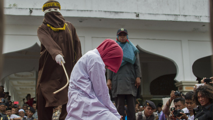 Indonesia: Torturan públicamente a una mujer por tener relaciones íntimas sin estar casada 