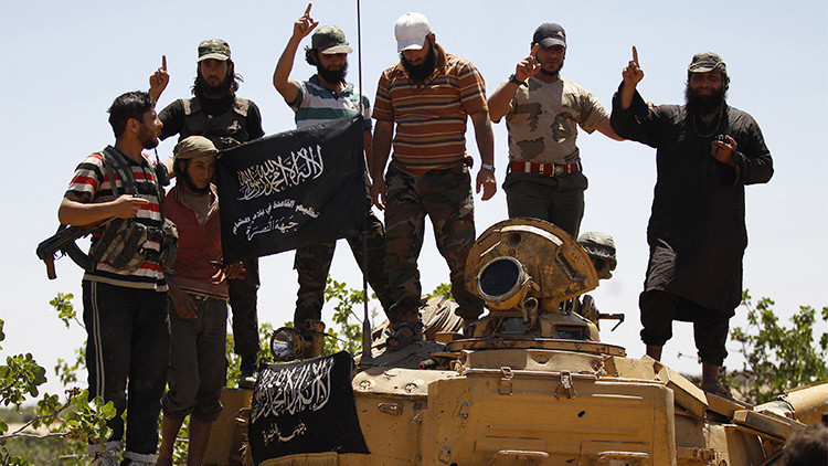Rebeldes entrenados por EE.UU. traicionan a Washington entregando armas a una rama de Al Qaeda