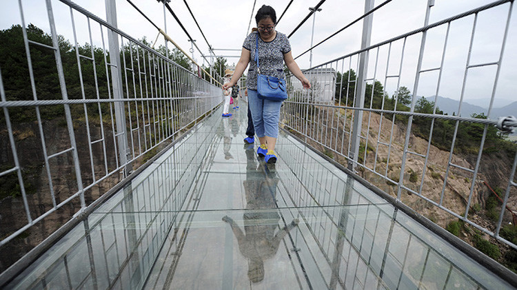 Fotos: un puente colgante de vidrio causa horror en China