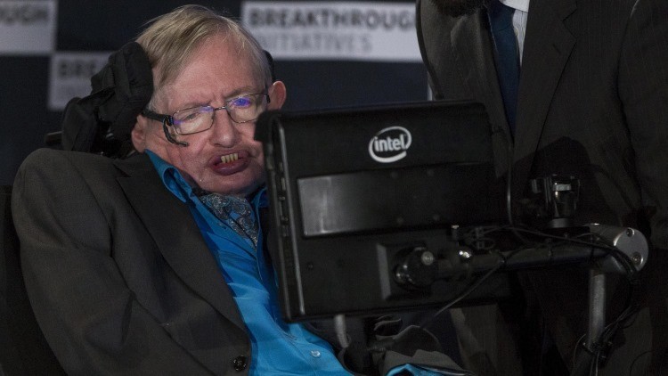 Stephen Hawking advierte del 'peligro' de las máquinas y revela el misterio que más le intriga