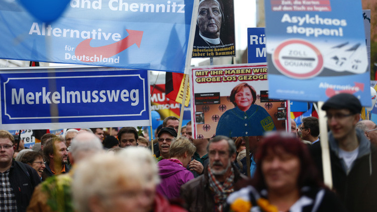 "Tarjeta Roja para Merkel": 5.000 personas se manifiestan en Berlín contra las políticas de asilo