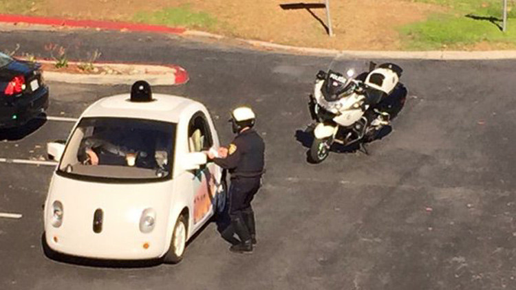 "¡Va demasiado lento!": coche sin conductor de Google desata la ira de la Policía