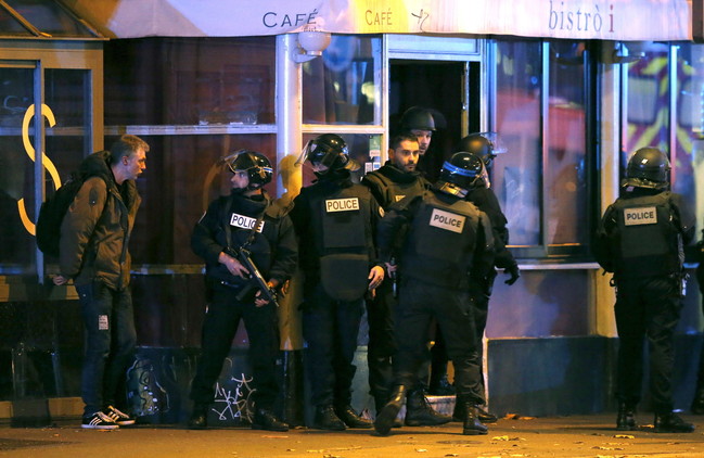 Reportan 5 explosiones en el teatro tomado por terroristas en París