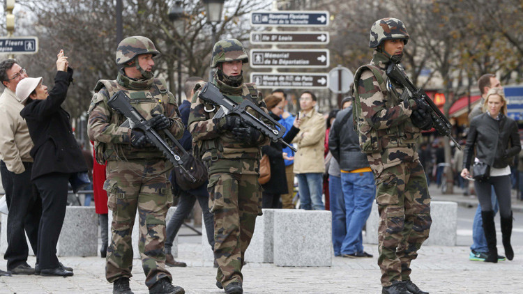 Un diputado francés exige una operación terrestre en Siria tras los ataques de París