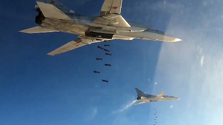 Miembros del EI huyen de los bombardeos de la aviación rusa pese a las órdenes de sus superiores