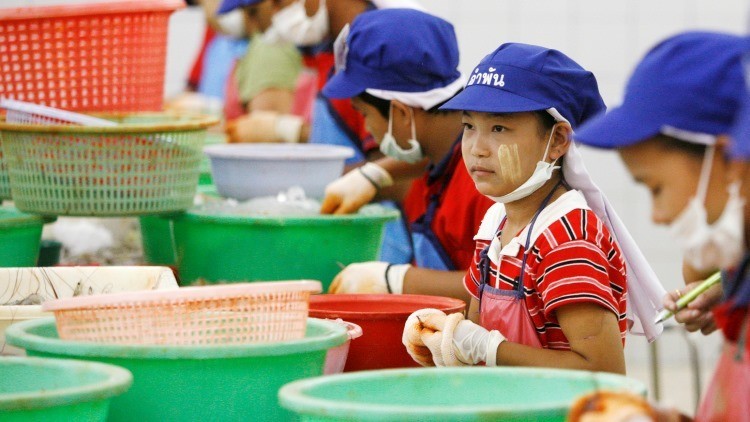 Comida que cuesta vidas: Nestlé reconoce el uso del trabajo 'esclavo' 