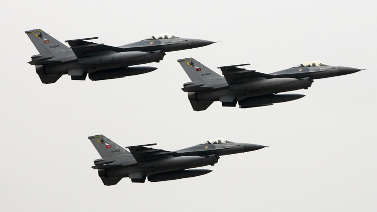Turquía envía 18 cazas F-16 a patrullar la frontera con Siria