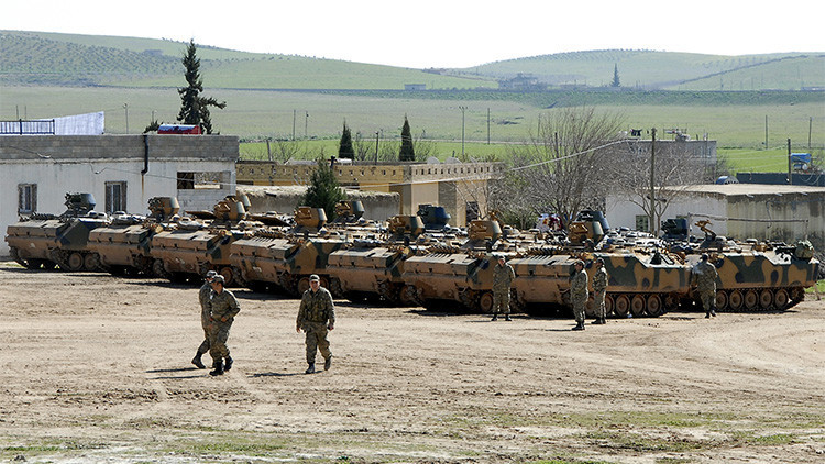 Aparecen fotos de tropas turcas concentradas cerca de la frontera siria