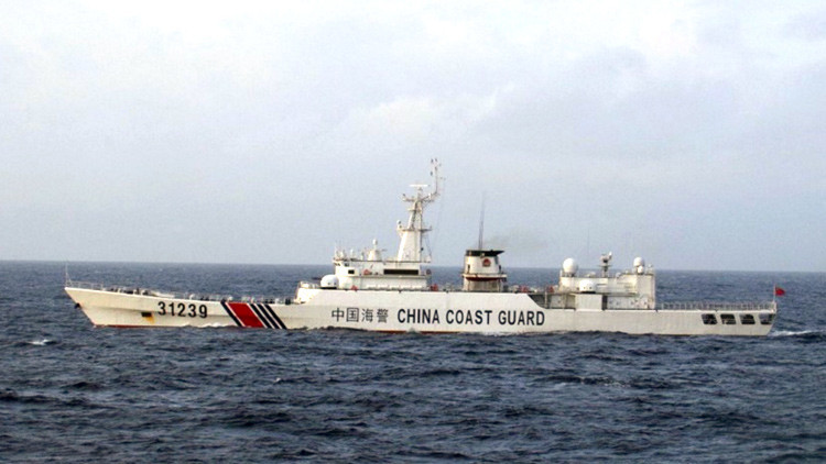 Un buque chino armado con cañones navega cerca de las islas disputadas con Japón
