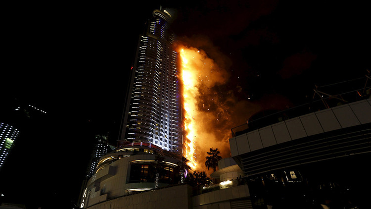 Videos: Arde un hotel de lujo cerca del rascacielos más alto del mundo en Dubái