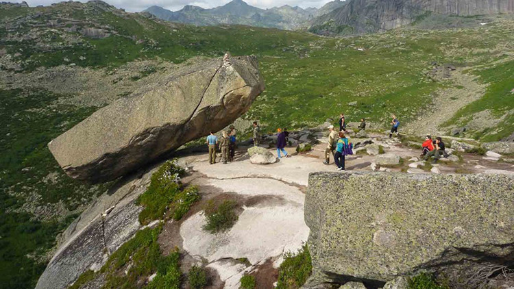 Una grieta amenaza a la roca que lleva miles de años violando las leyes de gravedad en Siberia