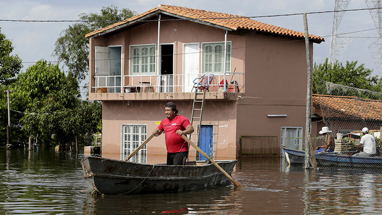 Video: Las inundaciones convierten a una localidad paraguaya en una isla