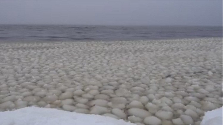 "De otro planeta": bolas de nieve flotantes cubren un lago en EE.UU. (Videos)