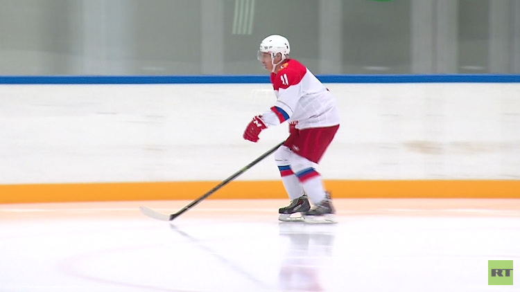 'Mens sana in corpore sano': Putin aprovecha sus vacaciones de Navidad jugando al hockey sobre hielo